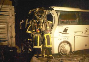 Yolcu otobüsü kamyona arkadan çarptı: 1 ölü, 13 yaralı